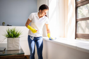Profesional de aseo limpiando sala en apartamento de Medellín