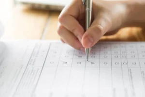 Persona evaluando opciones de empresas de aseo confiables en Medellín